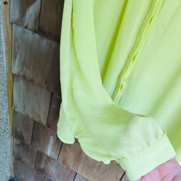 Le Chateau Woman's Yellowish Green Button Up Silk Blouse Shirt Top Roll Tab XL - Picture 8 of 16